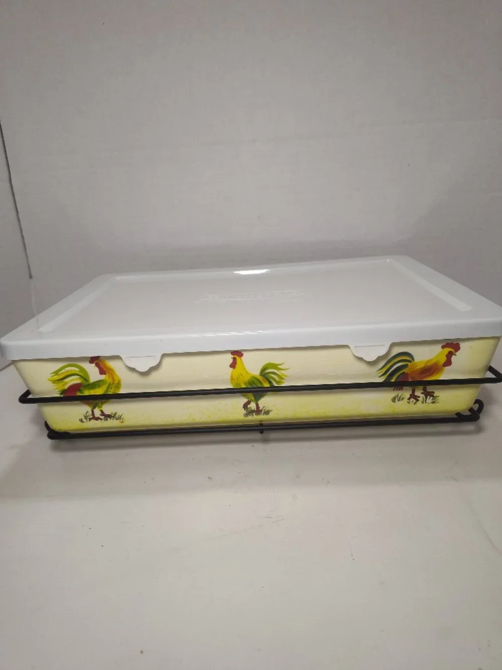 Temp-tations by Tara Rooster 3.5 Qt Casserole Dish with Lid & Metal Rack 15x10